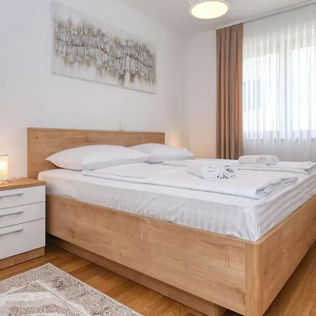 Luna With Free Parking