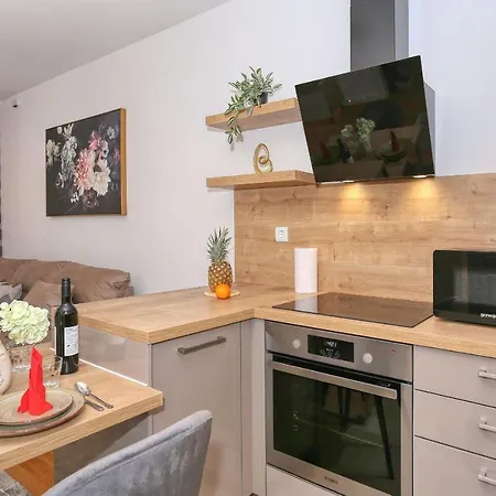 Luna With Free Parking Apartament