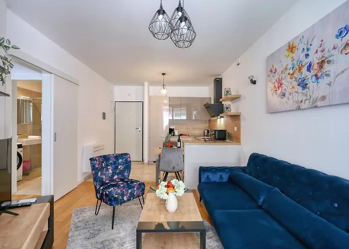 Luna With Free Parking *