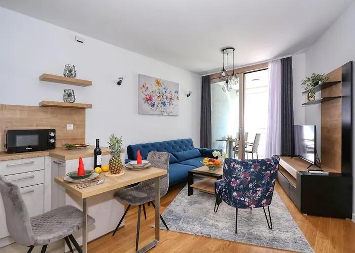 Luna With Free Parking Apartament *