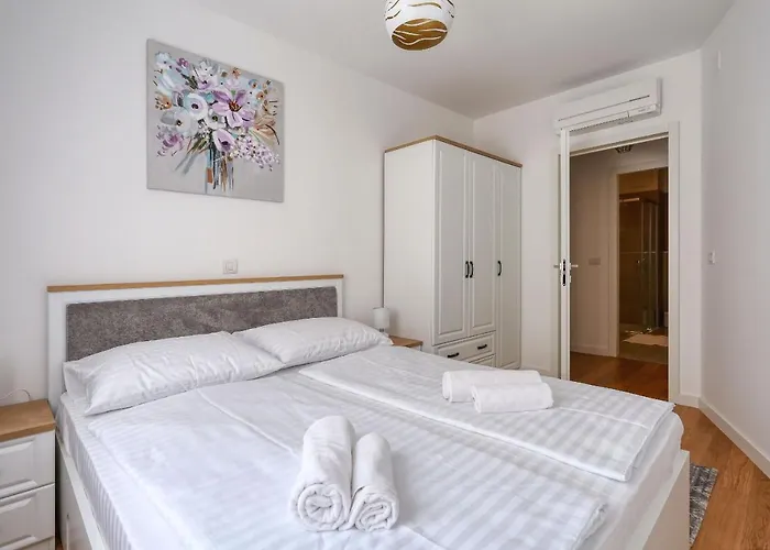 Luna With Free Parking