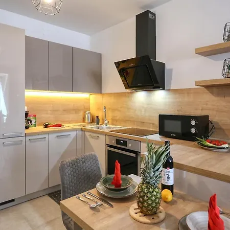 Luna With Free Parking Ζαντάρ