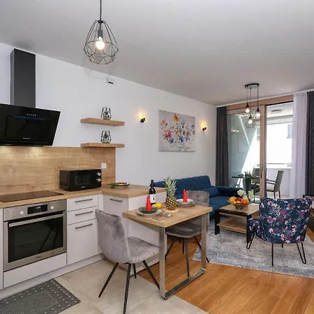 Luna With Free Parking Апартаменты