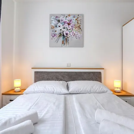 Luna With Free Parking *