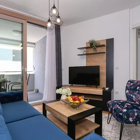 Luna With Free Parking Ζαντάρ