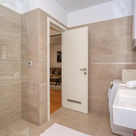 Luna With Free Parking Διαμέρισμα