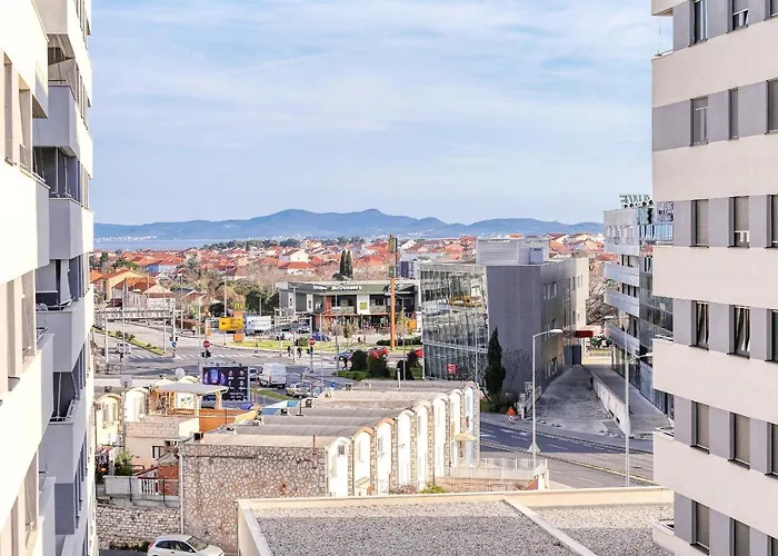 Luna With Free Parking